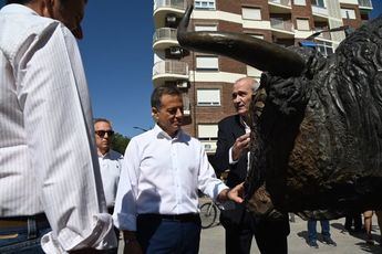 Albacete rinde homenaje a la tauromaquia con la inauguración de una escultura del toro bravo en la Plaza de Toros