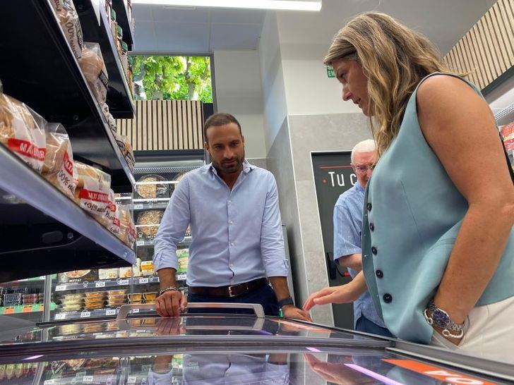 La concejala destaca la importancia de nuevas aperturas para la economía albaceteña durante la inauguración de un supermercado Día