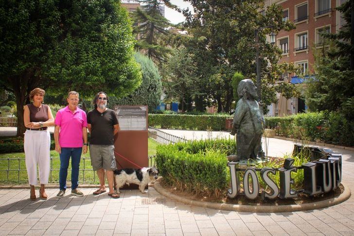 Albacete rinde homenaje a José Luis Cuerda con una placa conmemorativa en la Plaza del Altozano
