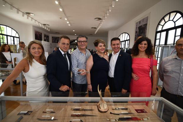 Serrano resalta la cuchillería como símbolo de identidad en la Feria de Albacete