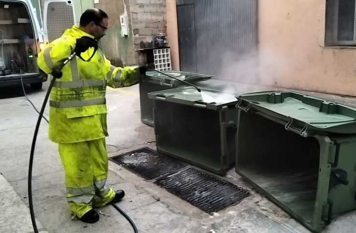 La Diputación de Albacete inicia una prueba piloto para limpiar y desinfectar contenedores de residuos en la provincia