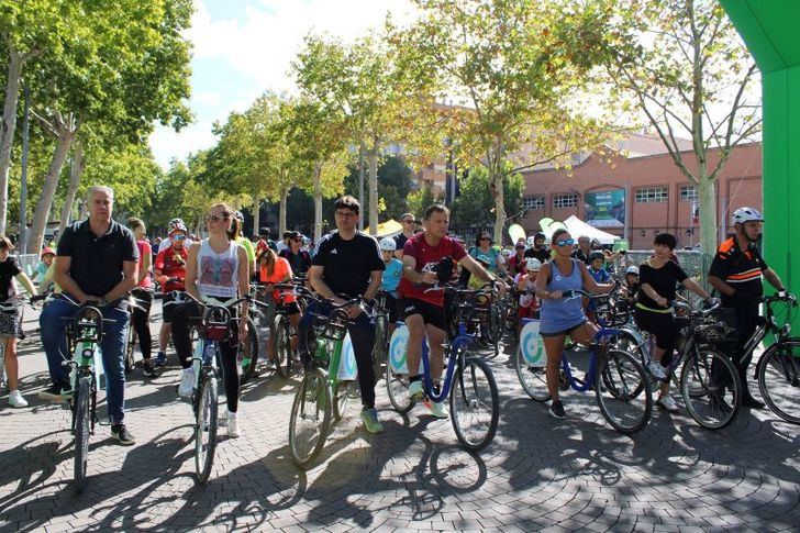 El alcalde de Albacete promueve la movilidad sostenible en un paseo en bici con más de 2.000 participantes