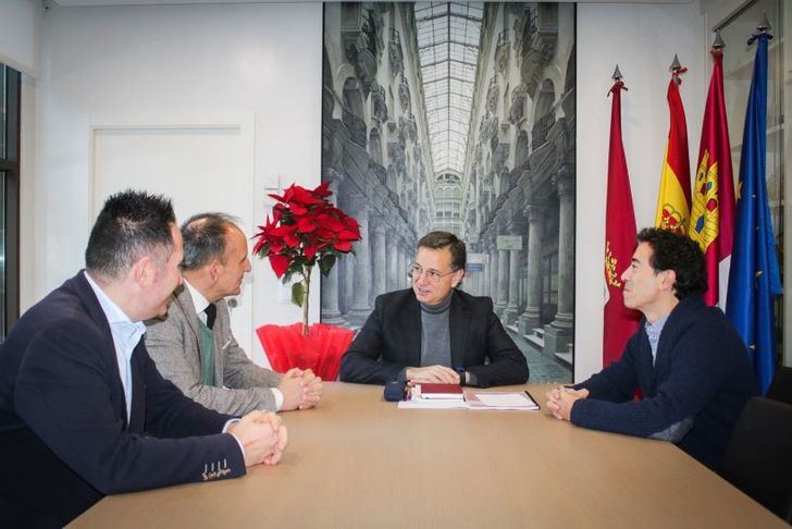 El alcalde reafirma la apuesta del Ayuntamiento por el fomento de la investigación educativa y felicita al IES ‘Andrés de Vandelvira’ por ser un “ejemplo académico a seguir a nivel nacional”