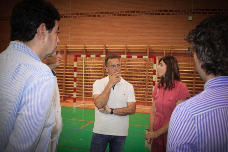 El alcalde de Albacete visita el pabellón del colegio Virgen de Los Llanos tras una inversión de 37.000 euros