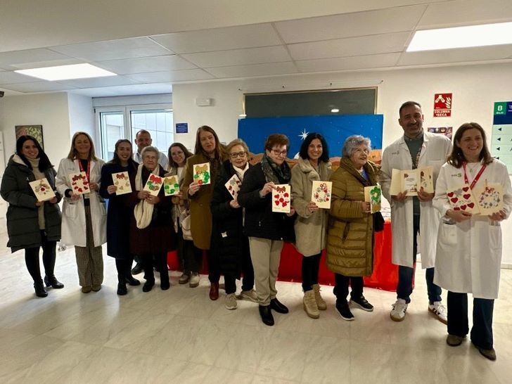 Personas mayores crean tarjetas navideñas para alegrar a pacientes hospitalizados