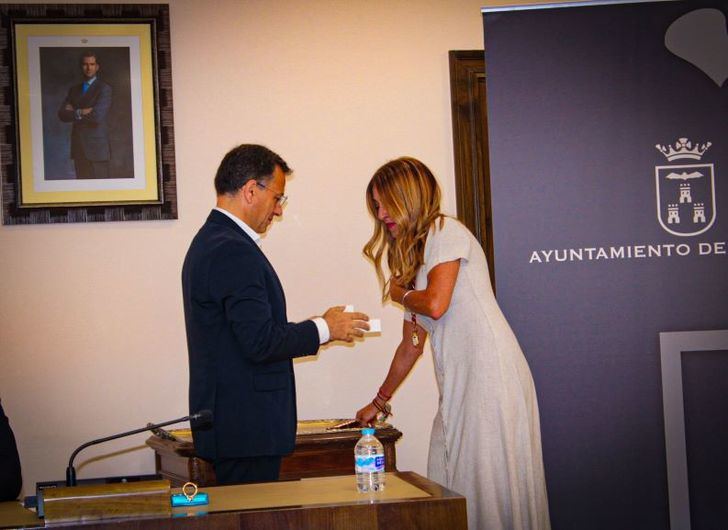 El alcalde de Albacete da la bienvenida a la nueva concejala de Vox, Sonia Marta Rosa