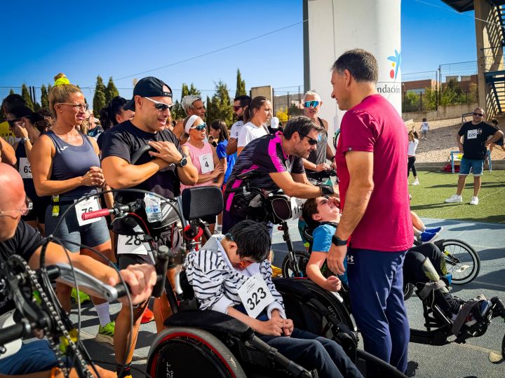 El alcalde Manuel Serrano destaca la participación de 300 personas en la V Carrera por la Discapacidad