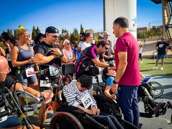 El alcalde Manuel Serrano destaca la participación de 300 personas en la V Carrera por la Discapacidad