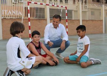 El acuerdo entre Ayuntamiento y Junta garantizará comidas escolares a familias necesitadas este verano