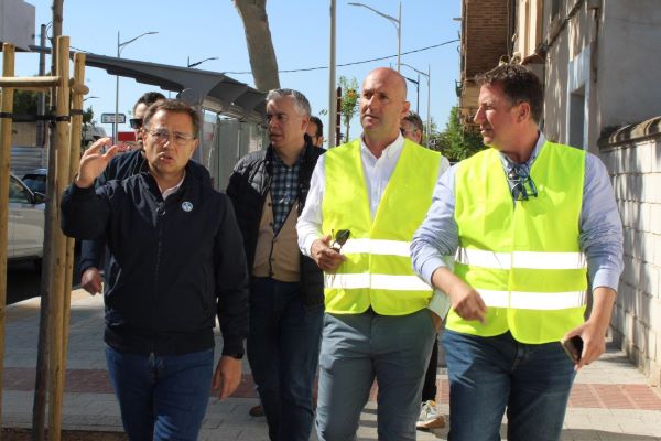 El alcalde de Albacete supervisa la finalización del asfaltado en la calle Hermanos Falcó