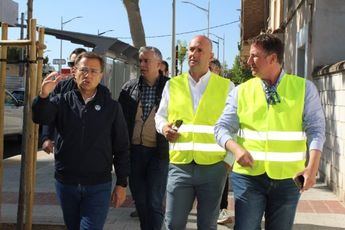 El alcalde de Albacete supervisa la finalización del asfaltado en la calle Hermanos Falcó