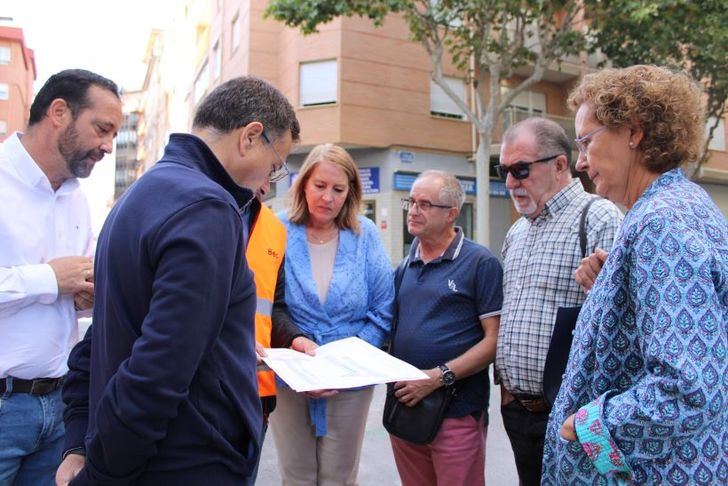 El alcalde de Albacete visita las obras de mejora en la calle Padre Romano para aumentar la accesibilidad