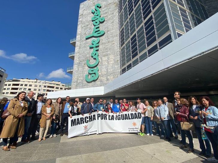El alcalde de Albacete, Manuel Serrano, lidera la XVII Marcha de la Igualdad con más de 1.000 participantes