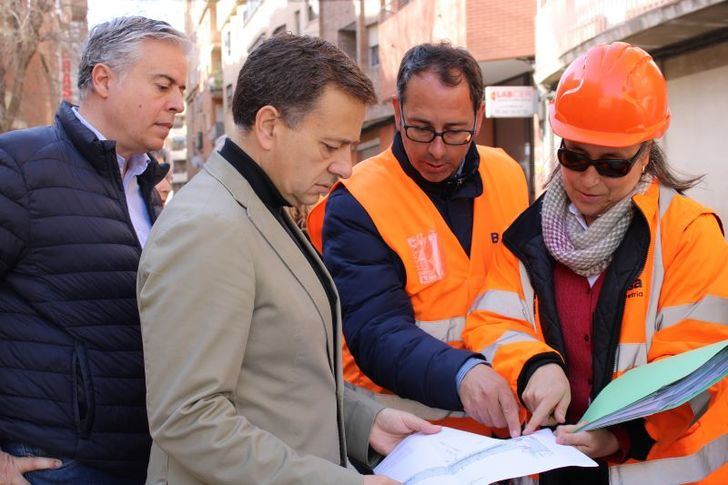 Serrano anuncia la puesta en marcha de un plan para renovar las aceras deterioradas en los barrios de Albacete