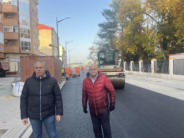 Avanzan los trabajos de asfaltado en la carretera de Barrax, según el concejal Julián Garijo