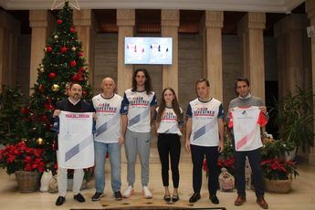 El alcalde de Albacete presenta la camiseta oficial de la XIX edición de la carrera San Silvestre con diseño exclusivo