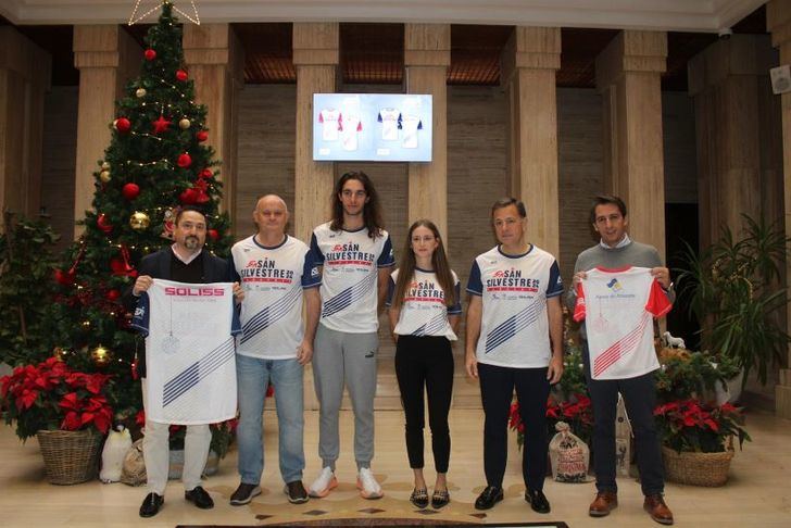 El alcalde de Albacete presenta la camiseta oficial de la XIX edición de la carrera San Silvestre con diseño exclusivo