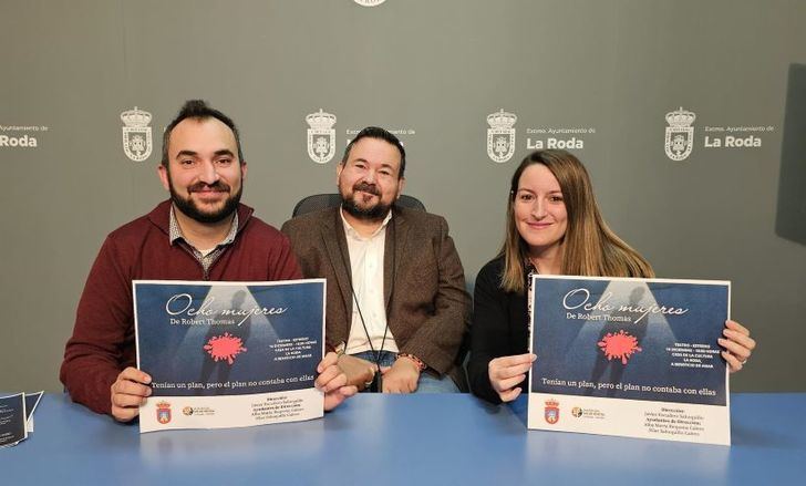 El alcalde de La Roda presenta la obra teatral Ocho Mujeres para recaudar fondos para AMAR