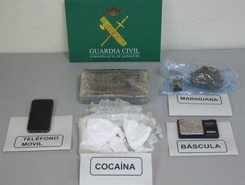 La Guardia Civil de Almansa detiene a tres personas por tráfico de drogas con 1.543 gramos de cocaína