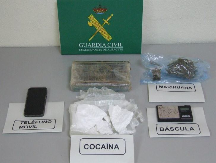 La Guardia Civil de Almansa detiene a tres personas por tráfico de drogas con 1.543 gramos de cocaína