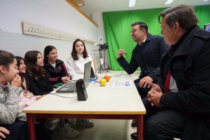 Castilla-La Mancha inicia la entrega de 37.400 dispositivos electrónicos en centros educativos para fomentar competencias digitales