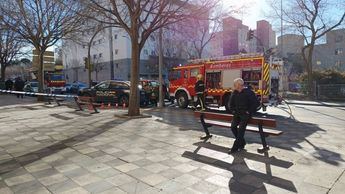 Hospitalizan a un hombre tras inhalar humo en un incendio de su churrería en Cuenca