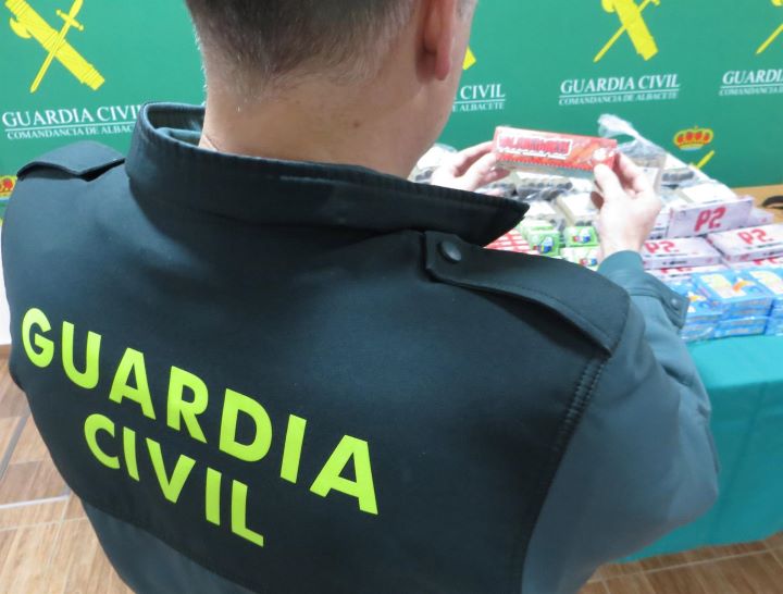 La Guardia Civil confisca 1.700 artículos pirotécnicos en Albacete durante la campaña navideña
