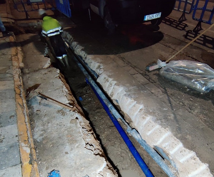 Reparación de avería en la calle Francisco Javier de Moya permite normalizar el servicio de agua potable