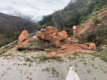 Cierre total de la carretera CM-412 en Vianos por desprendimiento de rocas