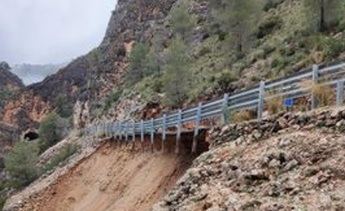 Derrumbe parcial interrumpe el tráfico en la CM-3203 en Ayna, Albacete