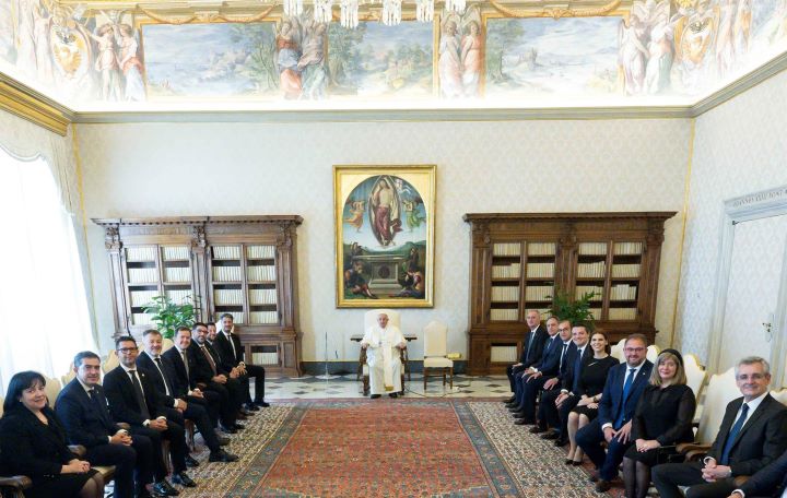 Castilla-La Mancha llora la pérdida del Papa Francisco I: líderes locales expresan su dolor y homenaje