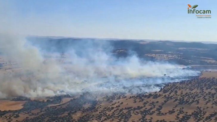 30 personas siguen trabajando en el incendio de Los Pozuelos de Calatrava