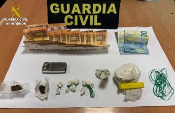 Detenidos en Villarrubio por tráfico de drogas: la Guardia Civil intercepta a un hombre y una mujer