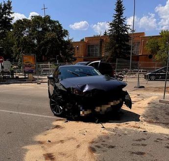 Conductor herido en choque de vehículos en Cuenca cerca de la iglesia de San Fernando