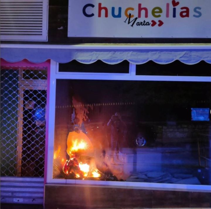 Colaboración entre Bomberos y Policía Local para extinguir incendio en comercio de Cuenca