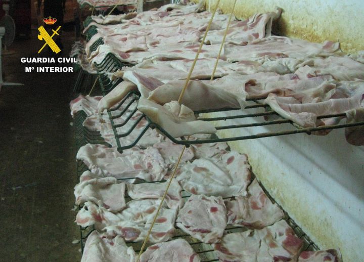 La Guardia Civil cierra un establecimiento en Hellín por fabricar productos cárnicos sin licencia y con graves deficiencias higiénicas