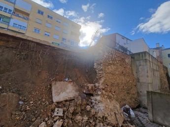 Derrumbe de muro en la calle Ramiro de Maeztu Cuenca tras fuertes lluvias y viento