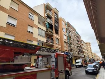 Un incendio en Albacete deja a un hombre afectado por humo y rescatan a su perro