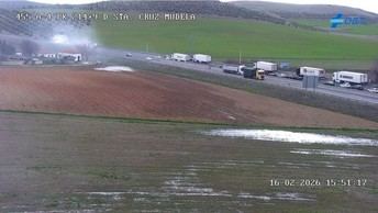 Cortada la A-4 en Santa Cruz de Mudela por incendio de camión cervercero