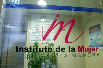 Hacienda asume la contratación de exposiciones del Instituto de la Mujer en Castilla-La Mancha