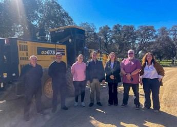 Maquinaria pesada de la Diputación de Ciudad Real repara caminos dañados por las lluvias