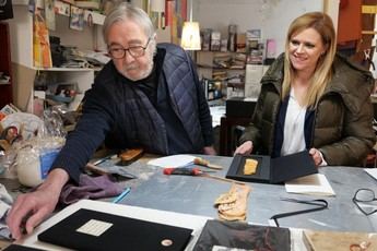 La FAP explora los talleres de artistas conquenses para valorar su labor creativa