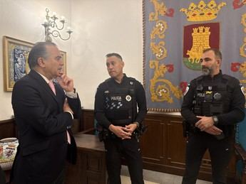 Alcalde de Talavera reconoce a policías por su actuación en incendio en la calle Paralela