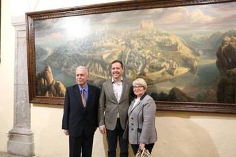 Toledo homenajea a Juan José Morera Garrido con la instalación de su obra en el Ayuntamiento