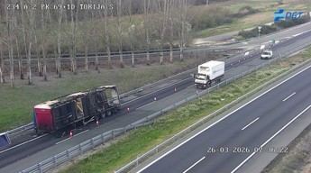 Vuelco de camión en la A-2 en Torija deja un carril cerrado, conductor ileso