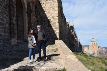 Moya inicia obras para restaurar su muralla y plaza histórica