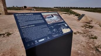 Campo de Criptana instala atriles bilingües para mejorar la interpretación de la Sierra de los Molinos