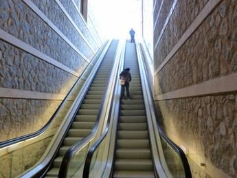 Seis personas heridas en caída de escaleras mecánicas en Toledo