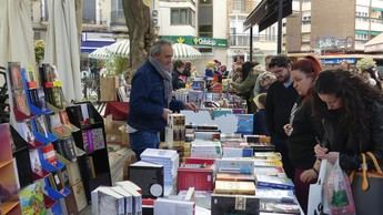La plaza de la Hispanidad en Cuenca celebra el Día del Libro tras dos años de pausa