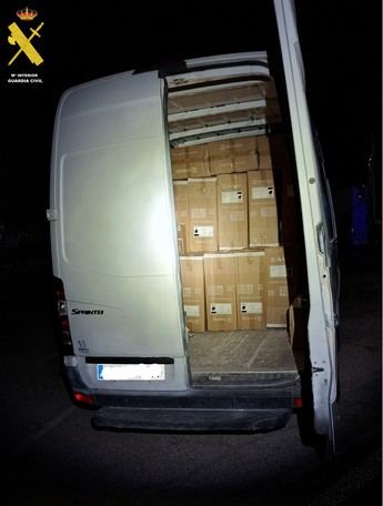 Detienen a dos hombres robando mercancía de un camión en Zafra de Záncara
